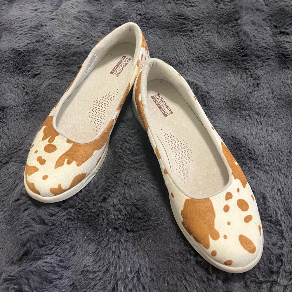 Skechers Cow-Print Slip-On Flats in White & Brown Size 7,5 leather upper